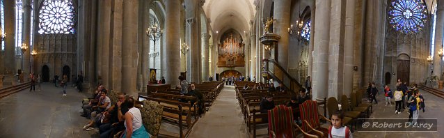 View from the southern end of the transept (on the left) of La basilique Saint-Nazaire all the way around to the northern end (on the right), with the nave in the centre