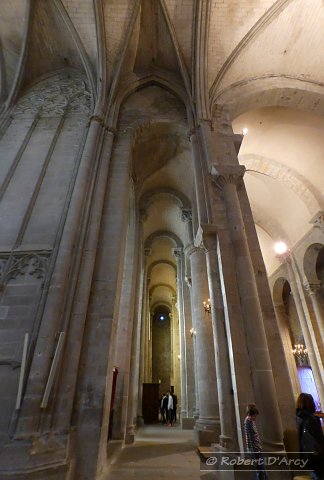 View along the side of the nave of La basilique Saint-Nazaire