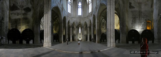 View from one side of the transept (on the left) to the other side (on the right) with a semi-circular ambulatory in the centre at the head of the nave in the church at Abbaye de Valmagne